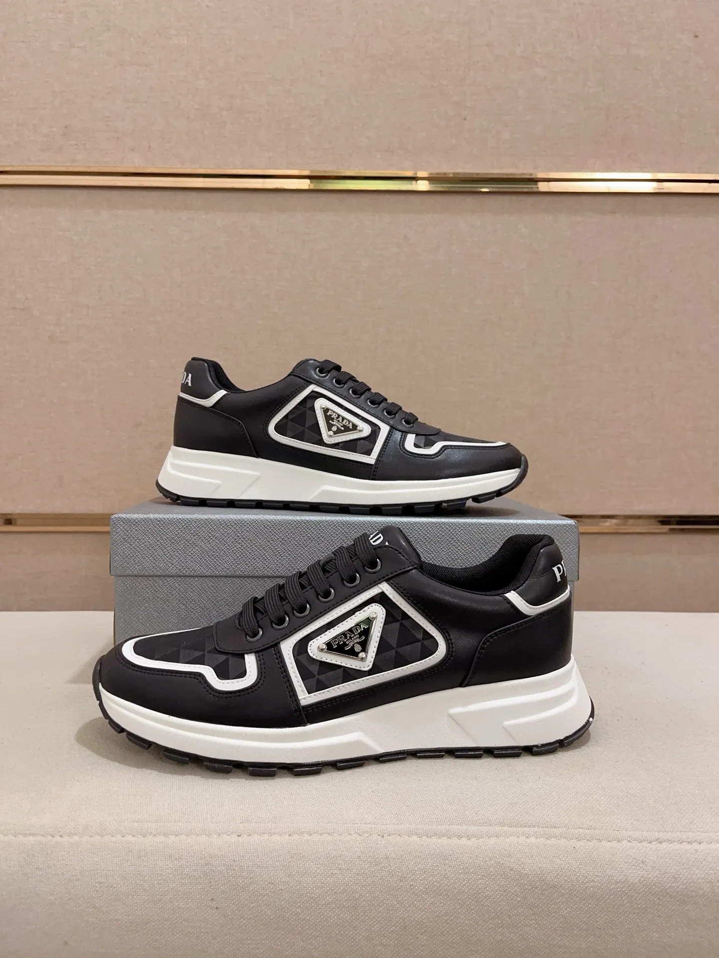 Men's shoes 💰 580 💰 (high version) new Prada (Prada) high-top counters are launched simultaneously, new men's shoes, 😘fabrics are selected from waterproof technical cloth. First layer cowhide lining. 👍🏿Original molded anti-slip rubber outsole, with exquisite lines, simple and elegant, comfortable and high-end for leisure travel. Number of yards: 38 to 44. (Can be customized for 45.46.)